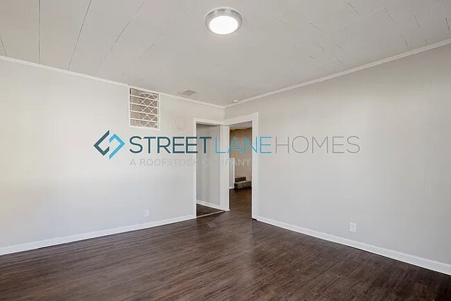 Building Photo - 723 3rd St