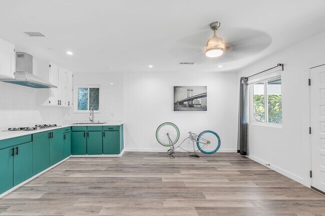 Building Photo - Beautiful newly remodeled modern 2 Bed + 2...