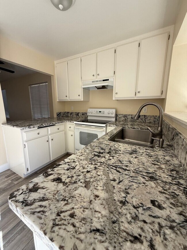 Foto del edificio - Spacious 2-Bedroom, 1-Bathroom Home in Sou...