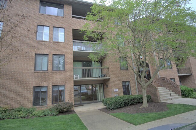 Building Photo - 11401 Commonwealth Dr