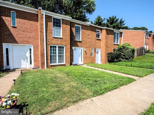 Building Photo - 10 Oak Dr