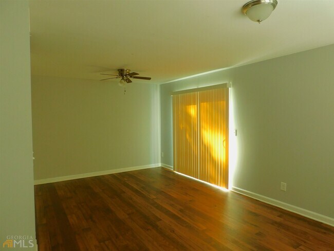 Foto del edificio - 7560 Taylor Rd