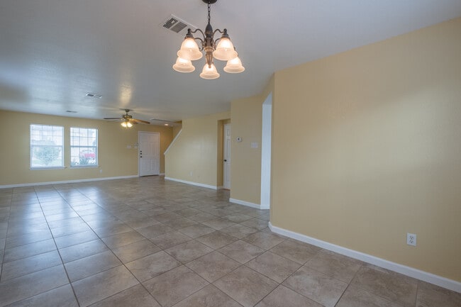 Building Photo - Spacious 4-Bedroom Home in Prime Round Roc...
