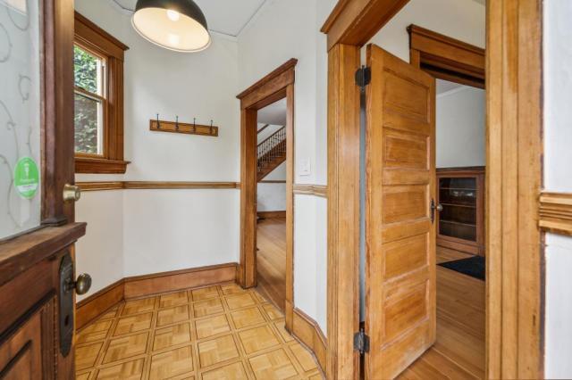 Building Photo - 3 bedroom in Seattle WA 98122