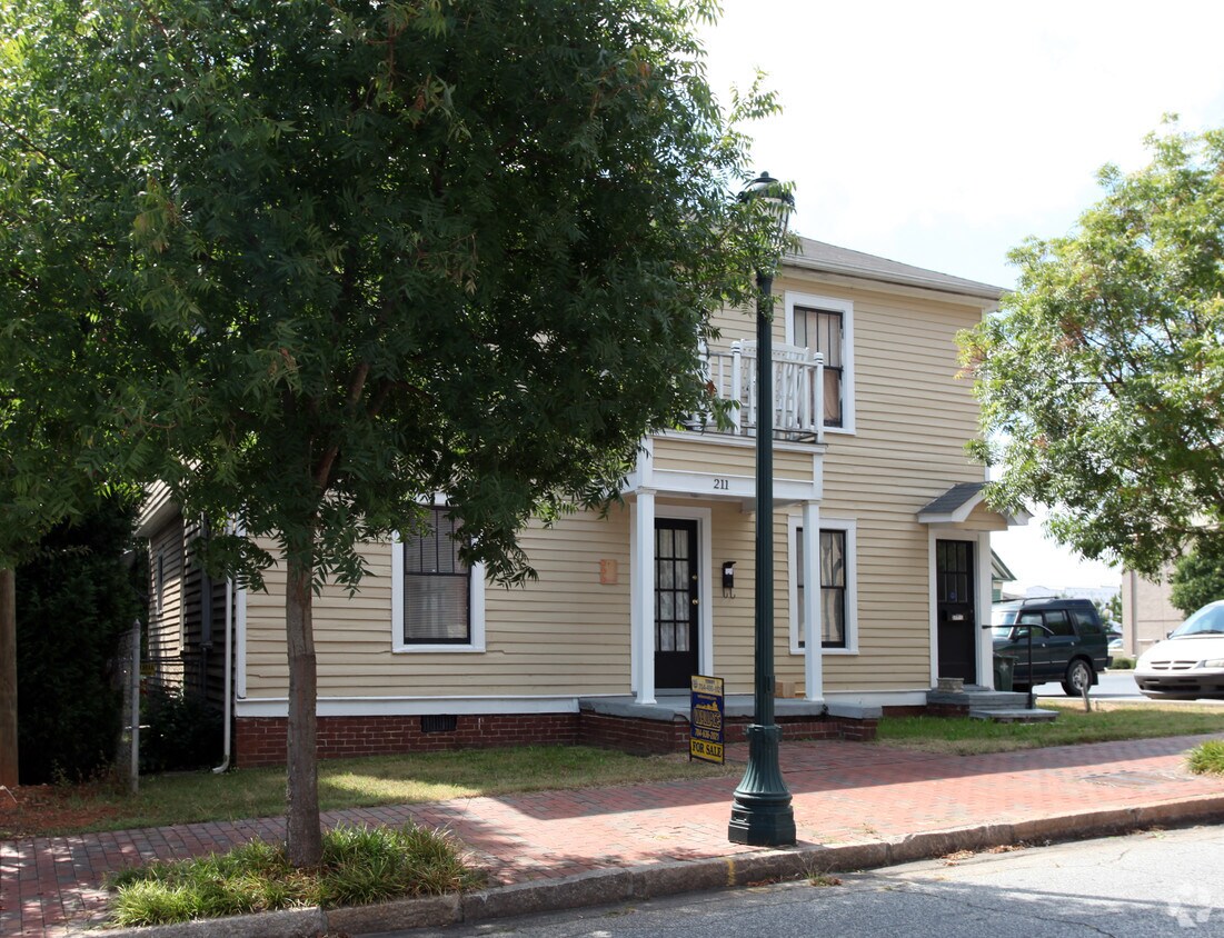 Foto del edificio - 211 E Fisher St