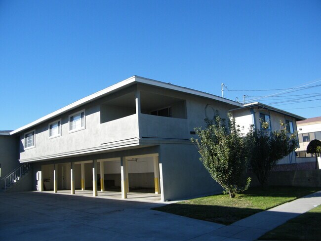 Triplex, townhouse style - 18411 Corby Ave