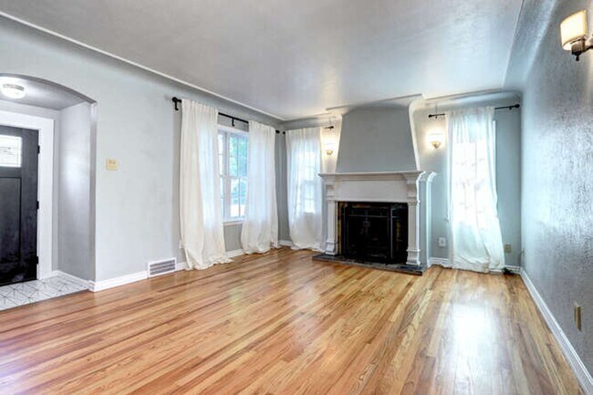 Building Photo - Beautiful 4 Bedroom 2 Bath Single Family H...