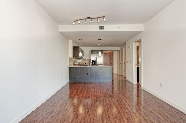 Foto del edificio - Modern Downtown Condo in Premier High-Rise...