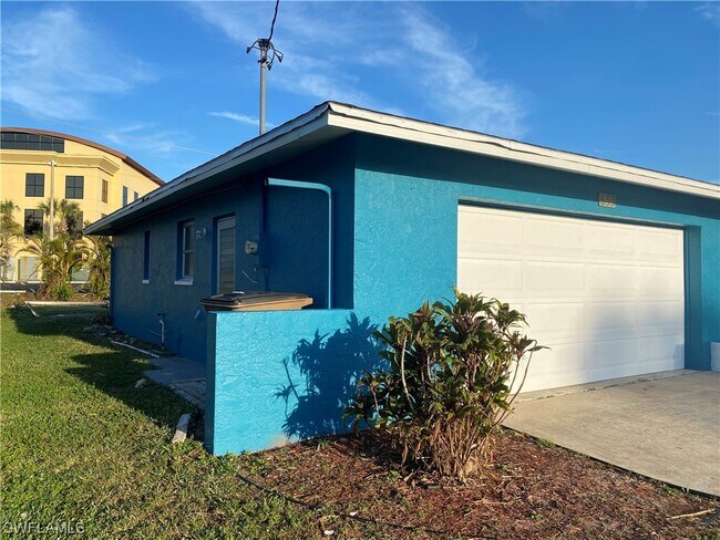 Building Photo - 633 NE 15th Ct