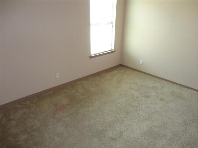 Building Photo - Impeccable Two Story Eastside Home With Re...