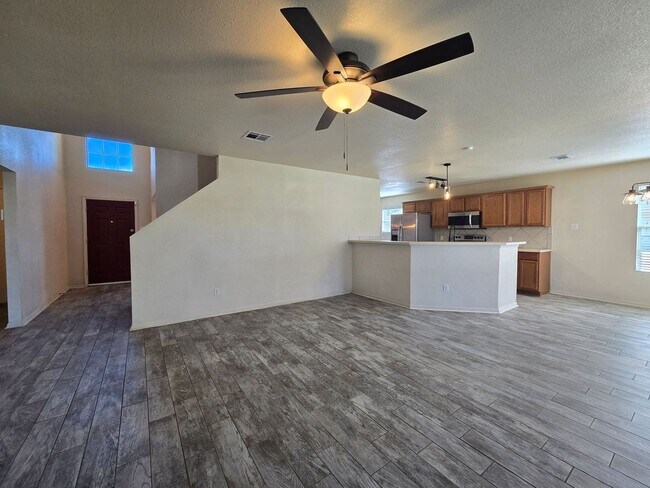 Foto del edificio - $500 OFF THE FIRST FULL MONTH OF RENT!!  - AVAILABLE NOW!