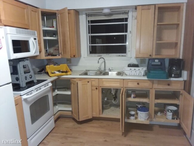 Building Photo - 2 br, 1 bath Apartment - 3 easy st