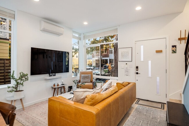 Building Photo - 764A Belmont Pl E