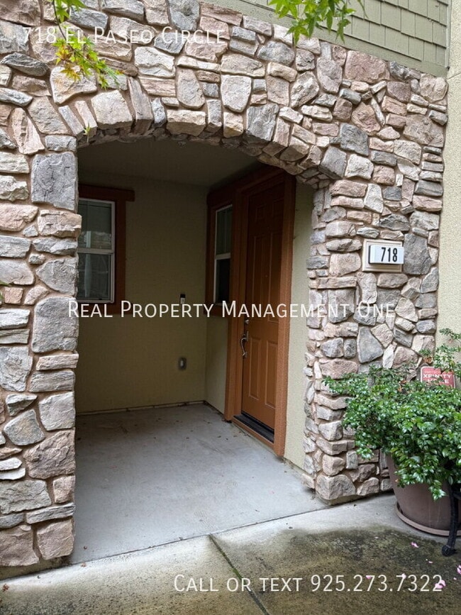 Building Photo - 718 El Paseo Cir