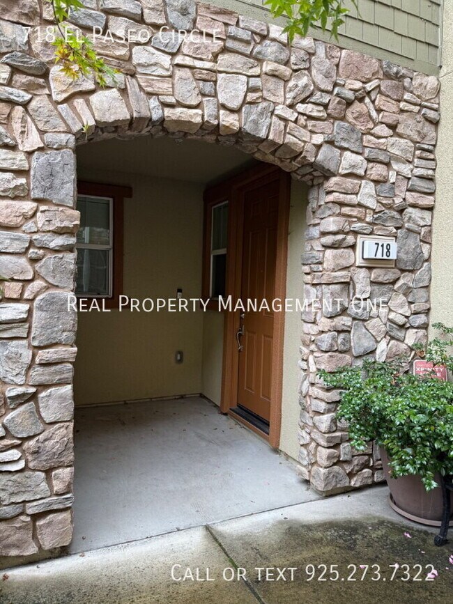 Foto del edificio - 718 El Paseo Cir