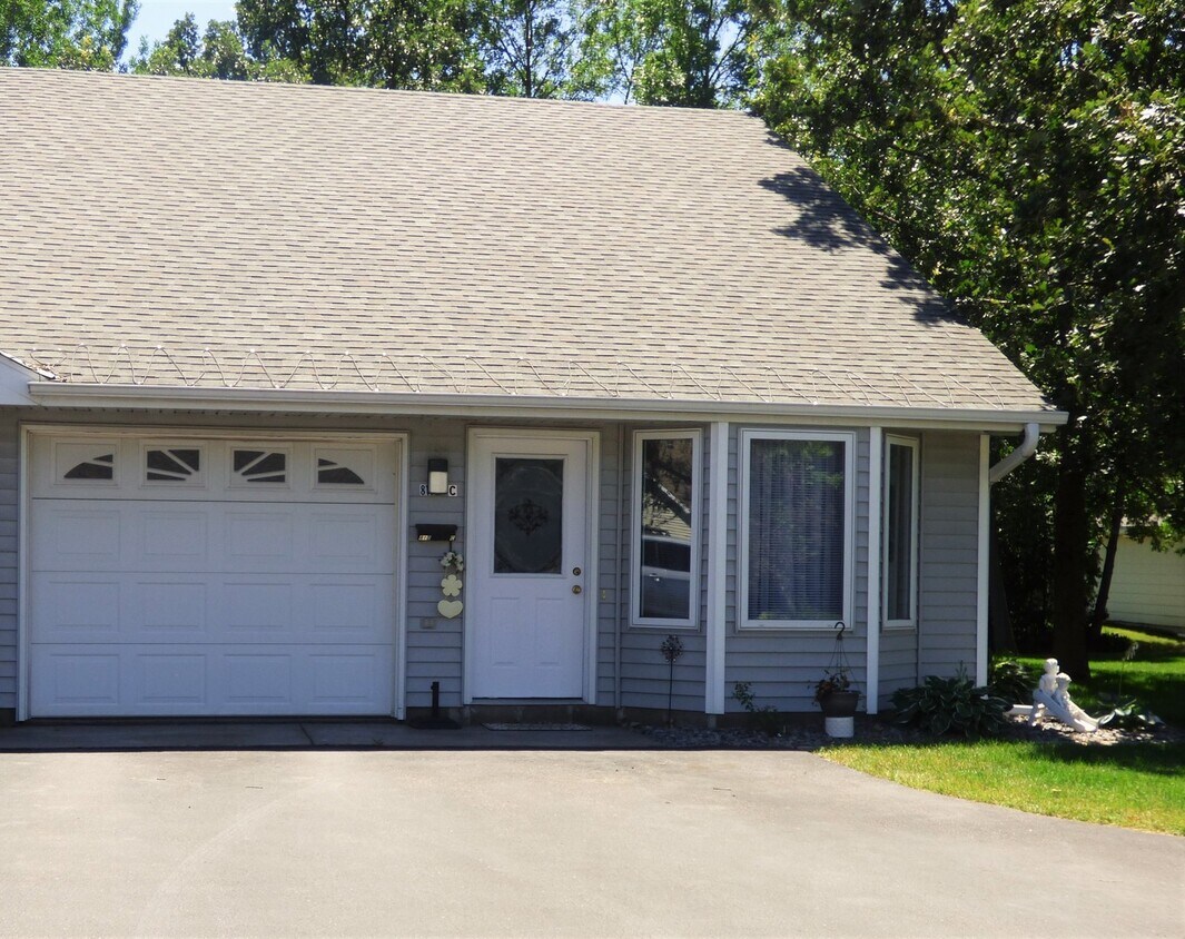 Foto principal - 810 6th Ave NE