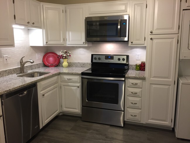 Eat-In Kitchen - 1800 Old Meadow Rd