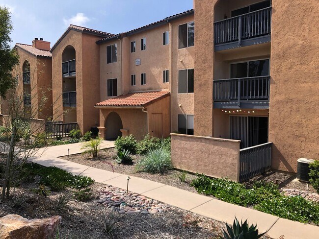 Foto del edificio - 7120 Shoreline Dr