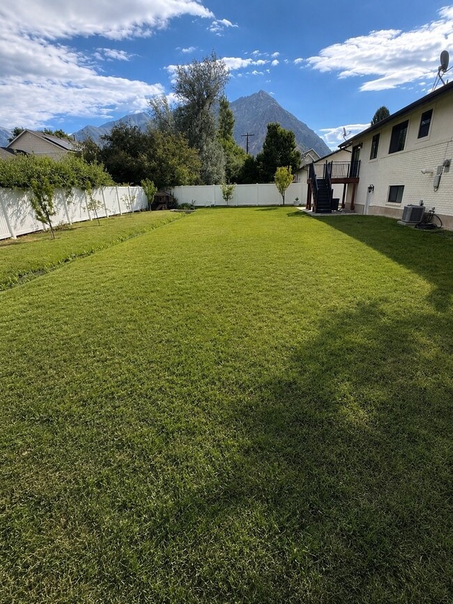 Building Photo - 4860 Country Club Dr
