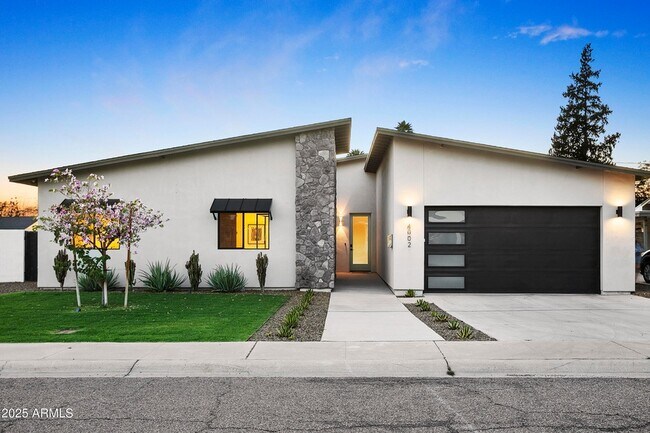 Building Photo - 4002 N 33rd Pl