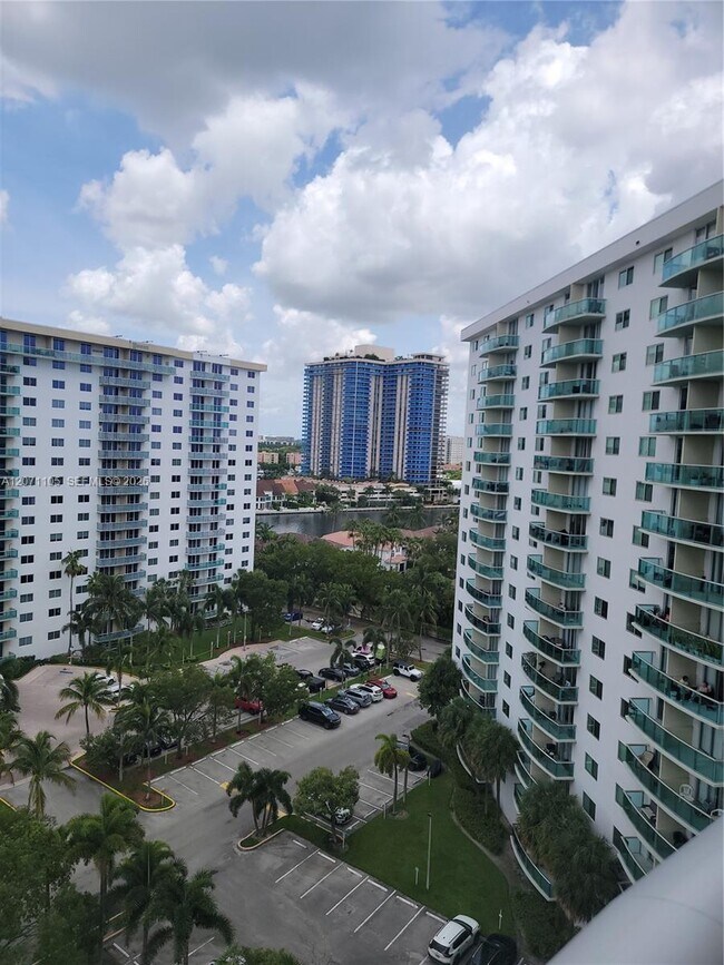 Foto del edificio - 19380 Collins Ave