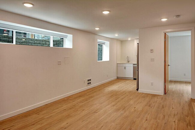 Building Photo - 3521 S Leschi Pl