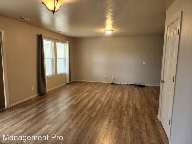 Building Photo - 3 br, 2.5 bath House - 10001 W. Irving St.