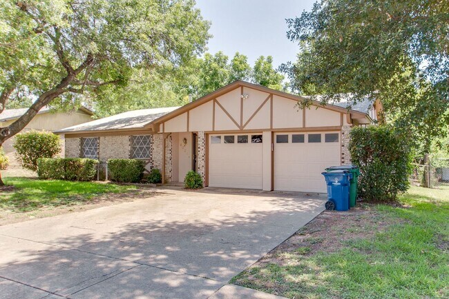 Foto del edificio - No Carpet! Great tree shaded yard!