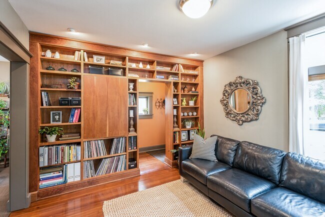 Entry - 723 19th St