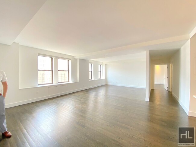 Building Photo - No fee 3bed 3 bath with Laundry in unit. M...