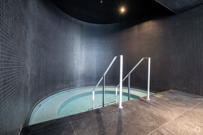 Hot Tub - 1 Square Phillips