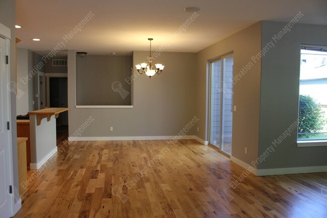 Building Photo - 2483 NW Hosmer Lake Dr