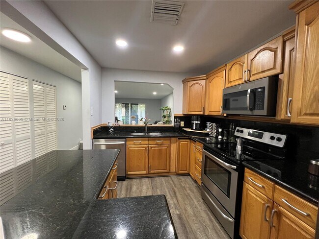 Building Photo - 460 Lakeview Dr