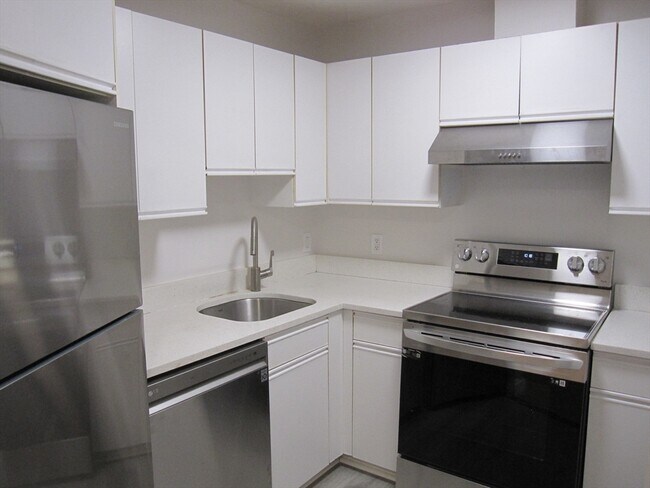 Foto del edificio - 677 Quincy Shore Dr