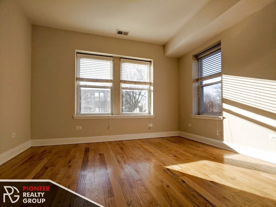 Primary Photo - 6501 N Claremont Ave