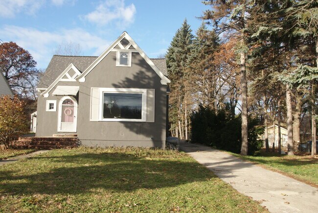 Building Photo - 921 Fuller Ave NE