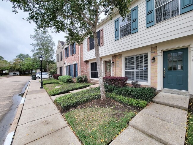 Building Photo - Welcome to This Charming Townhome Nestled ...