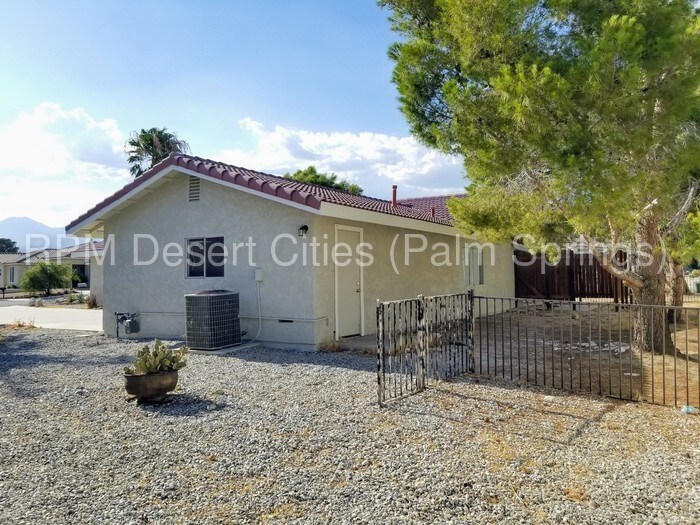 Building Photo - 3 Bedroom Home in Mission Lakes!