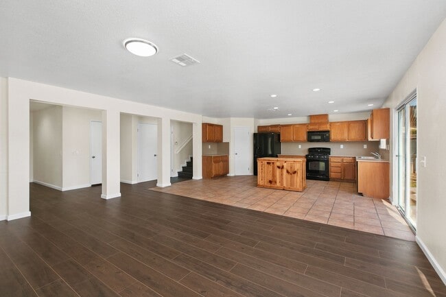 Foto del edificio - NEWLY RENOVATED! Central A/C, 2-Car Garage...