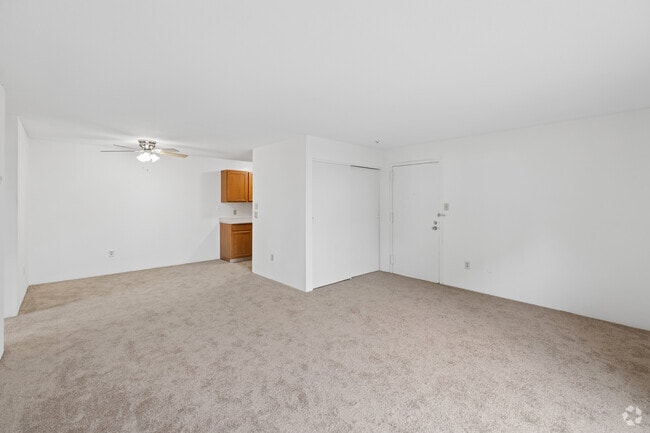 1BR, 1BA - 778SF - Living Room - Natick Village