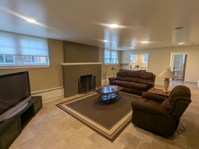 Building Photo - Montlake Duplex