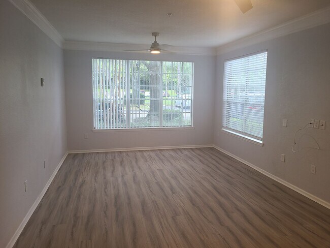Foto del edificio - Renovated Ground Floor 2 Bed 2 Bath Condo. New Floors Throughout