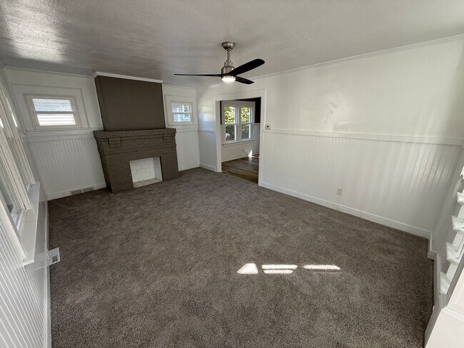 Foto del edificio - 5BR 1BA Home w/ Covered Patio • New Kitchen • Off-Street Parking in Akron