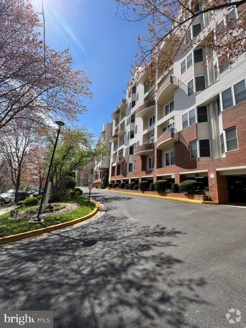 Building Photo - 301 S Reynolds St