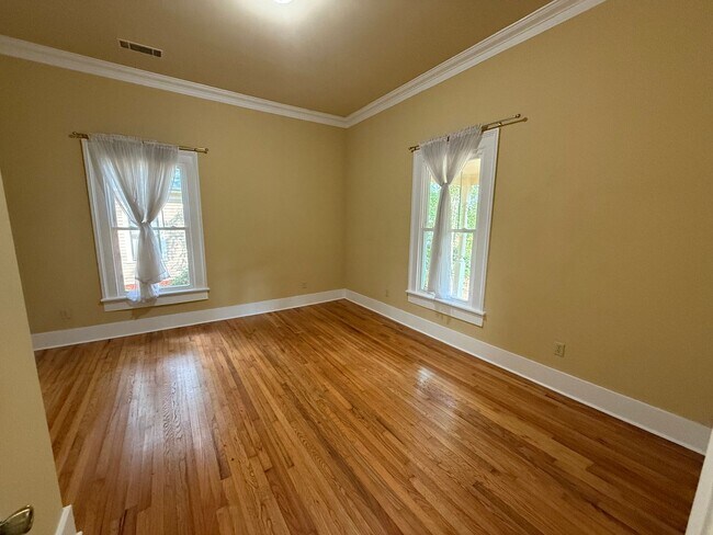 Building Photo - Beautiful Remodeled Home in Normaltown Athens!!