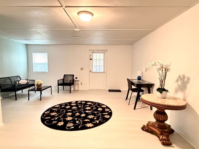 Building Photo - 9999 NE 120th St