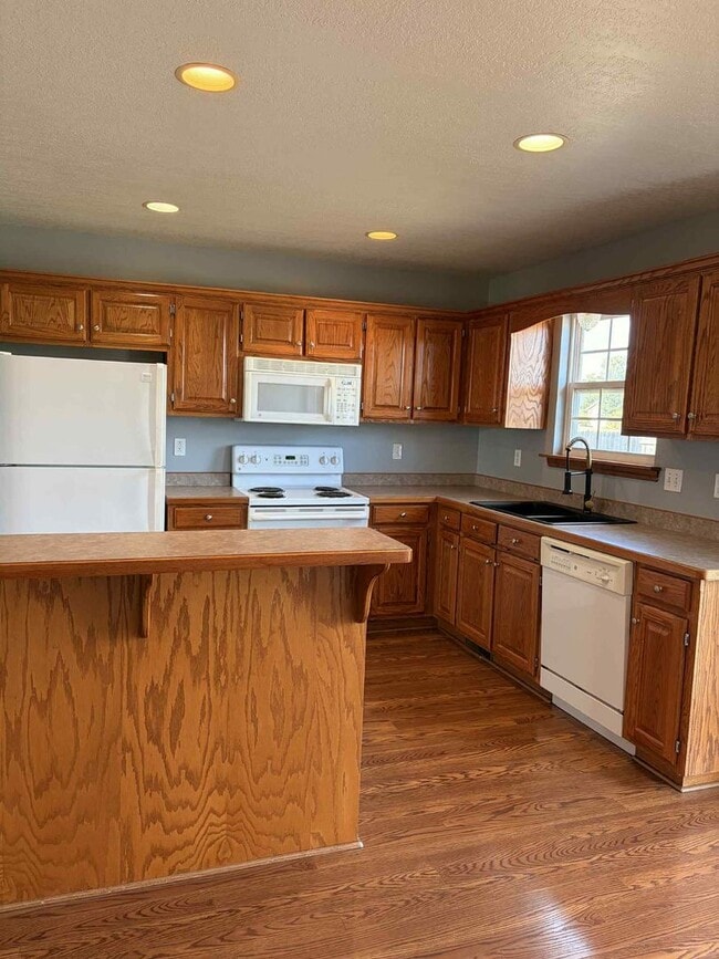 Building Photo - WELCOME TO THIS CHARMING 3 BEDROOM / 2 BAT...