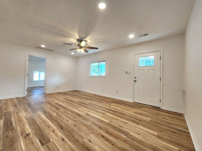 Foto del edificio - Completely Remodeled 4 Bedroom Ranch in Larrymore Acres