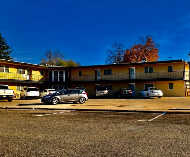 Building Photo - 104 S Linn Ave