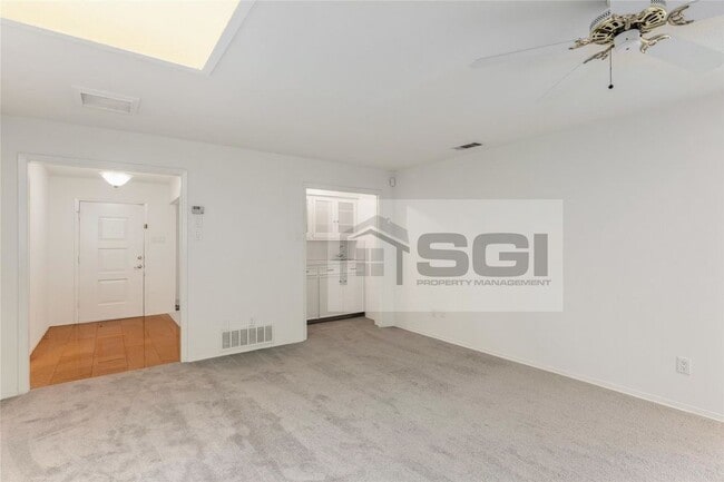 Building Photo - Great Side by Side Duplex